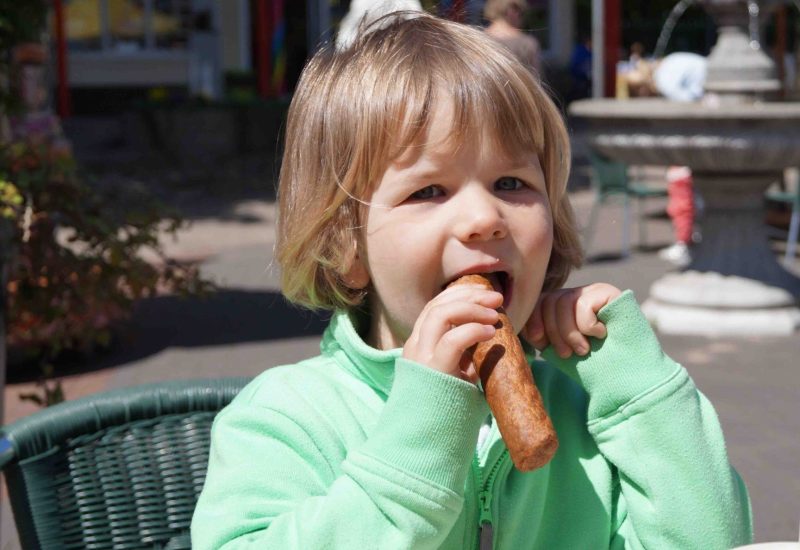 Terras restaurant - meisje met frikandel